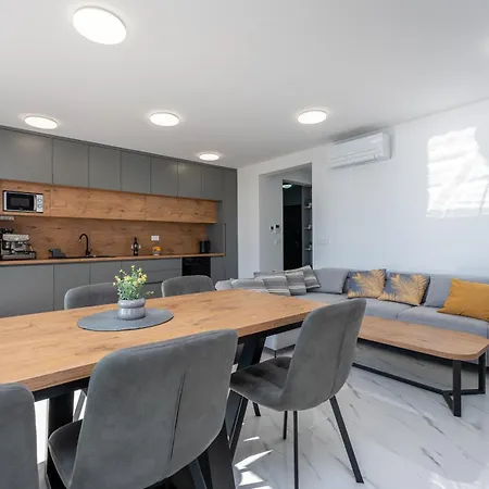 Seaview Apartament *